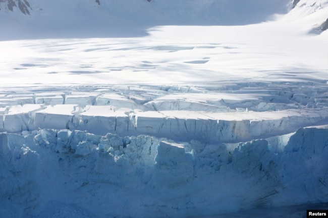 A glacier in Half Moon Bay, Antarctica, February 18, 2018. (Reuters/Alexandre Meneghini)