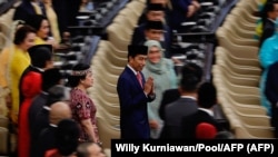 Presiden Joko Widodo menyapa para anggota DPR saat tiba di Gedung DPR/MPR untuk menyampaikan Pidato RAPBN dan Nota Keuangan menjelang Hari Kemerdekaan, di Jakarta, Rabu, 16 Agustus 2023. (Foto: Willy Kurniawan/Pool/AFP)