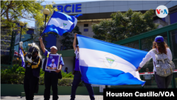 Un grupo de nicaragüenses protesta en las afueras del BCIE este martes 28 de febrero, en San José, Costa Rica, pidiendo el cese de préstamos del organismo a la administración de Daniel Ortega. Foto: Houston Castillo, VOA