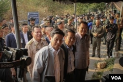 Thai Foreign Minister Parnpree Bahiddha-nukara visits the Thai-Myanmar Friendship Bridge in Mae Sot, Thailand, on April 23, 2024. (Tommy Walker/VOA)