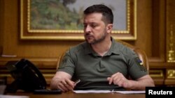 Rais wa Ukraine Volodymyr Zelenskiy akiwa katika mazungumzo ya simu huko Kyiv. Picha na ofisi ya habari ya Rais wa Ukraine/ REUTERS.