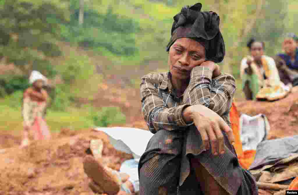 Zeritu Zekarias, 43 tahun, duduk termenung di tanah saat suami dan kerabatnya menggali untuk mencari putranya yang hilang di lokasi tanah longsor, menyusul hujan lebat, di zona Gofa, Distrik Geze, Ethiopia Selatan. (Reuters)