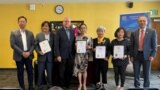 华裔作家严歌苓在洛杉矶华人社区的圣盖博图书馆举办了一场与华裔读者的文化交流活动。严歌苓（中）与圣盖博市市长丁言愉（右一）和圣盖博市华裔市议员吴程远（左一）在现场合影。（2024年4月16日，张木林拍摄）