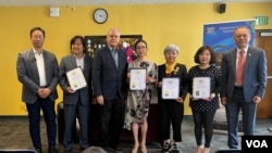 华裔作家严歌苓在洛杉矶华人社区的圣盖博图书馆举办了一场与华裔读者的文化交流活动。严歌苓（中）与圣盖博市华裔议员丁言愉（右一）和圣盖博市华裔市长吴程远（左一）在现场合影。（2024年4月16日，张木林拍摄）