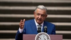 El presidente López Obrador muestra su rechazo a la reacción de EEUU sobre las reformas electorales.
