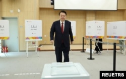 5일 윤석열 한국 대통령이 부산에서 사전투표를 하고 있다.