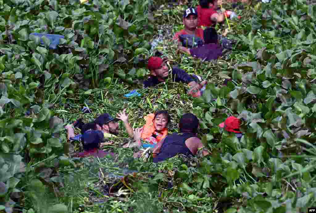 Migrants cross through the banks of the Rio Grande River to the U.S., as seen from Matamoros, state of Tamaulupas, Mexico, May 9, 2023.&nbsp;