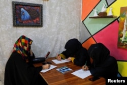 Perempuan Afghanistan menggambar di atas kertas di sebuah studio seni di Mazar-i-Sharif, Afghanistan, 6 Agustus 2023. (Foto: REUTERS/Ali Khara)