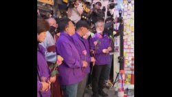 韩国梨泰院踩踏事件一周年 死难者亲属举行纪念活动 