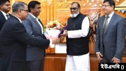 মরিশাসের প্রেসিডেন্ট পৃথ্বীরাজসিং রূপনকে অভ্যর্থনা জানান বাংলাদেশ সরকারের মুক্তিযুদ্ধবিষয়ক মন্ত্রী আ ক ম মোজাম্মেল হক। 