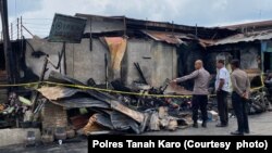 Polisi sedang menyelidiki rumah jurnalis yang terbakar di Kabanjahe, Kabupaten Karo, Sumatera Utara, 27 Juni 2024. (Foto: Polres Tanah Karo)