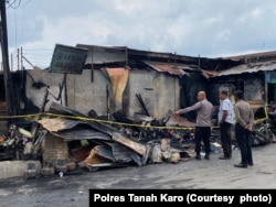 Polisi menyelidiki rumah jurnalis yang terbakar di Kabanjahe, Kabupaten Karo, Sumatera Utara, 27 Juni 2024. (Foto: Polres Tanah Karo)