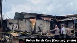 Polisi saat melakukan olah tempat kejadian perkara kasus kebakaran rumah jurnalis di Kabanjahe, Kabupaten Karo, Provinsi Sumatra Utara, 27 Juni 2024. (Foto: Polres Tanah Karo)