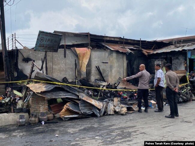 Polisi menyelidiki rumah jurnalis yang terbakar di Kabanjahe, Kabupaten Karo, Sumatera Utara, 27 Juni 2024. (Foto: Polres Tanah Karo)