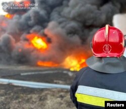 Un bombero ucraniano trabaja en el lugar de un ataque con drones rusos, en medio del ataque de Rusia a Ucrania, en la región de Odesa, Ucrania, en esta fotografía publicada el 6 de septiembre de 2023.