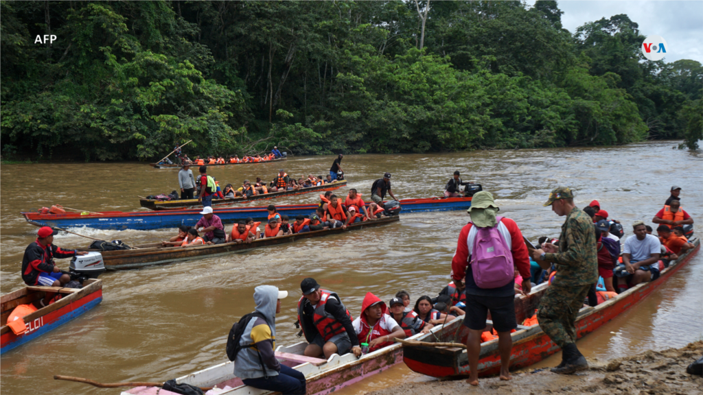 Los inspectores del Servicio Nacional de Migración revisan equipajes y registran migrantes para abordar los botes en la Estación Temporal de Asistencia Humanitaria (ETAH), en Lajas Blancas, provincia de Darién, Panamá.