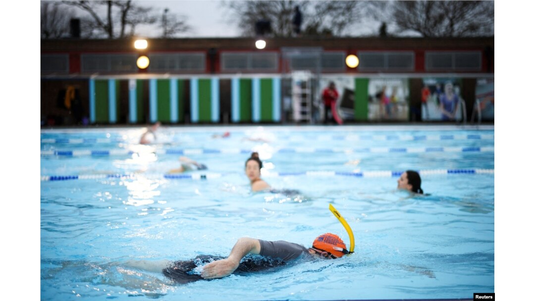ILUSTRASI - Suasana di kolam renang Charlton Lido di London, Inggris, 29 Maret 2021. (REUTERS/Henry Nicholls)