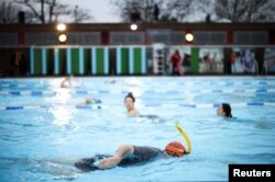 ILUSTRASI - Suasana di kolam renang Charlton Lido di London, Inggris, 29 Maret 2021. (REUTERS/Henry Nicholls)