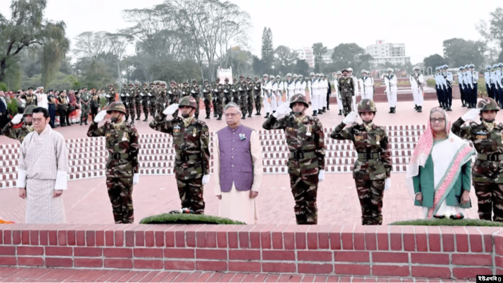 জাতীয় স্মৃতিসৌধে পুষ্পস্তবক অর্পণ করে শ্রদ্ধা নিবেদন করেন রাষ্ট্রপতি সাহাবুদ্দিন, প্রধানমন্ত্রী শেখ হাসিনা ও ভুটানের রাজা ওয়াংচুক।