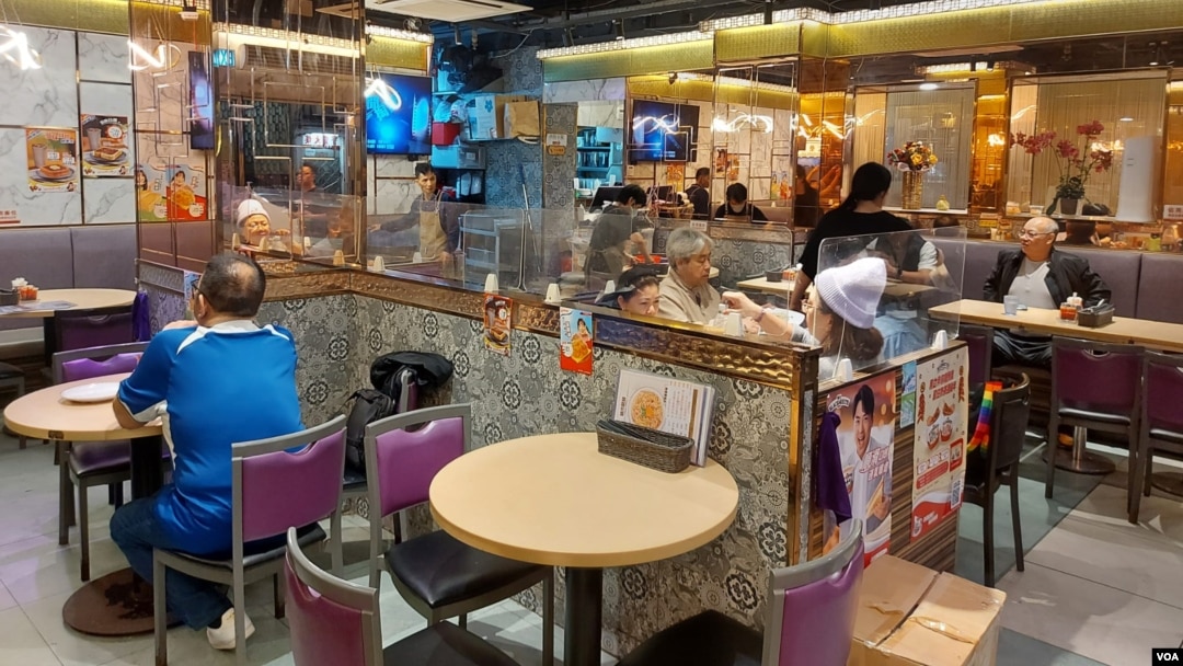 受庙街夜市拉走顾客影响，位于佐敦区的茶餐厅在晚饭时间的生意也难言理想 (美国之音 林淦峰)
