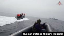 俄罗斯国防部2023年7月20日发布视频照片显示，中俄海军在日本海举行“北方/互动-2023”联合军演。