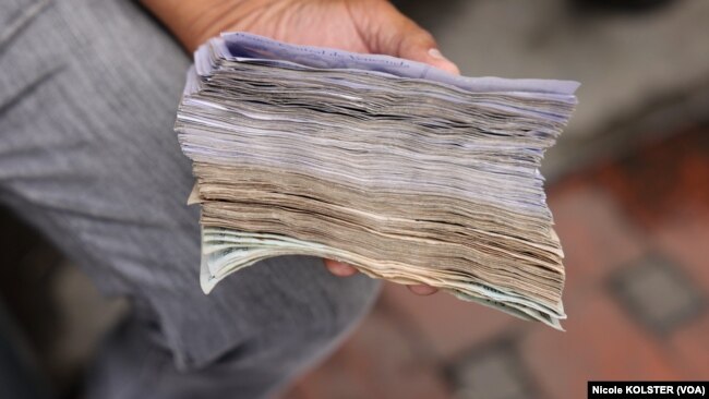 El esfuerzo del gobierno de Nicolás Maduro por evitar la multimoneda, luego de impulsar un proceso de flexibilizaciones, ha sido insuficiente.