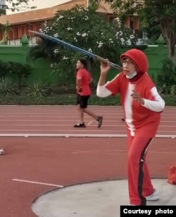 Niniek Rahadjeng ketika berlatih lempar lembing (dok. pribadi).