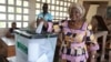 Brigitte Adjamagbo-Johnson, coordinatrice de la coalition d'opposition Dynamique Pour la Majorité du Peuple vote dans un bureau de vote à l'école primaire publique d'Agbalepedogan à Lomé, le 29 avril 2024, lors des élections législatives au Togo. (Photo par Emile KOUTON / AFP)