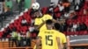 O médio moçambicano #6 Amadu cabeceia a bola durante o jogo de futebol do grupo B da Taça das Nações Africanas (CAN) 2024, entre o Egipto e Moçambique, no Estádio Felix Houphouet-Boigny, em Abidjan, a 14 de janeiro de 2024. (Foto de SIA KAMBOU / AFP)