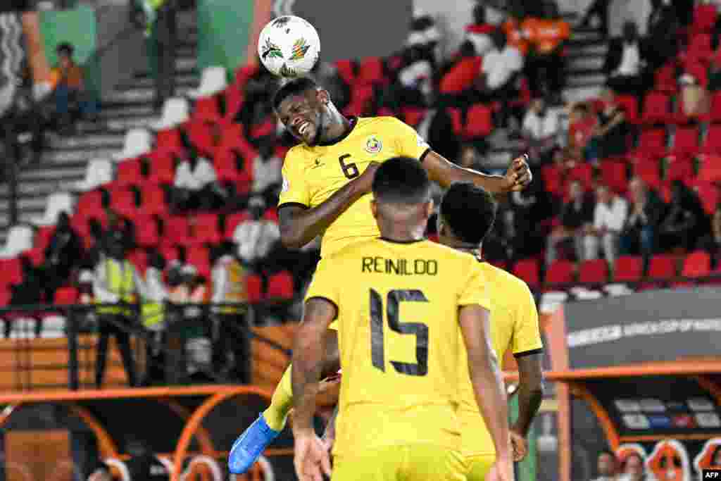 O médio moçambicano #6 Amadu cabeceia a bola durante o jogo de futebol do grupo B da Taça das Nações Africanas (CAN) 2024, entre o Egipto e Moçambique, no Estádio Felix Houphouet-Boigny, em Abidjan, a 14 de janeiro de 2024. (Foto de SIA KAMBOU / AFP)