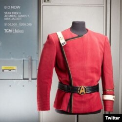 Jaket perwira komando Starfleet yang dikenakan oleh William Shatner sebagai "Laksamana James T. Kirk" dalam Star Trek II: The Wrath of Khan (Paramount, 1982).(Twitter/@JuliensAuctions)