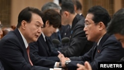 윤석열 한국 대통령과 기시다 후미오 일본 총리. (자료화면)