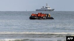 Un navire de sauvetage est intervenu tot le matin, avec l'aide d'un bateau de pêche qui se trouvait à proximité.