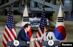 Wakil Presiden AS Kamala Harris dan Presiden Korea Selatan Yoon Suk Yeol berjabat tangan saat menyampaikan sambutan saat berkunjung di Pusat Penerbangan Luar Angkasa Goddard NASA, di Greenbelt, Maryland, AS 25 April 2023. (Foto: REUTERS/Jonathan Ernst)