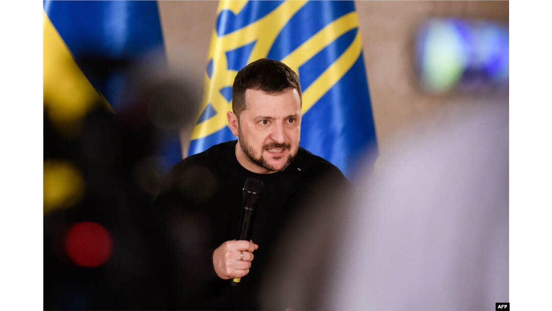 Reaksi Presiden Ukraina Volodymyr Zelensky saat sesi tanya jawab dengan perwakilan media internasional di Museum Sejarah Nasional Latvia pada 11 Januari 2024 di Riga, Latvia. (Foto: AFP)