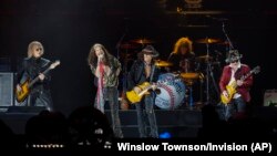 Personil "Aerosmith", dari kiri: Tom Hamilton, vokalis Steven Tyler, Joe Perry, John Douglas dan Brad Whitford dalam konser tahun lalu di kota Boston, Massachusetts.