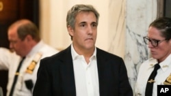 Michael Cohen berjalan memasuki ruang persidangan di Pengadilan Tinggi New York pada 25 Oktober 2023. (Foto: AP/Seth Wenig)