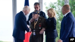 Претседателот Џо Бајден и првата дама Џил Бајден го поздравуваат ветеранот од Втората светска војна за време на церемониите за одбележување на 80-годишнината од Денот Д, 6 јуни 2024 година, во Нормандија, Франција