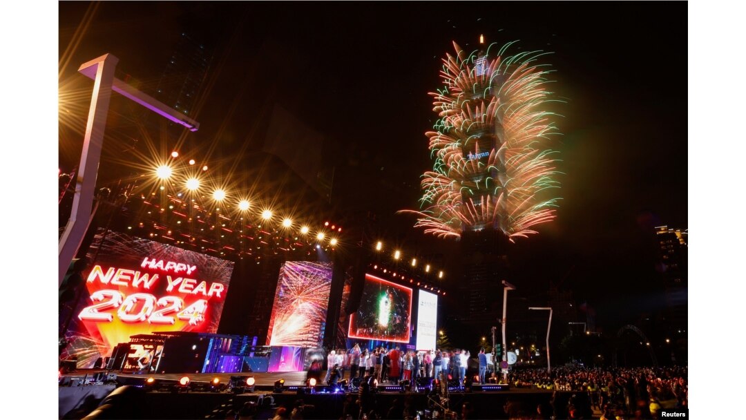 Perayaan malam pergantian Tahun Baru 2024 di Taipei, Taiwan.