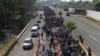Miles de migrantes, en su mayoría venezolanos, formaron una caravana este domingo y salieron camino hacia la Ciudad de México desde el sur de México con la intención de acelerar sus solicitudes de asilo en&nbsp; Estados Unidos.