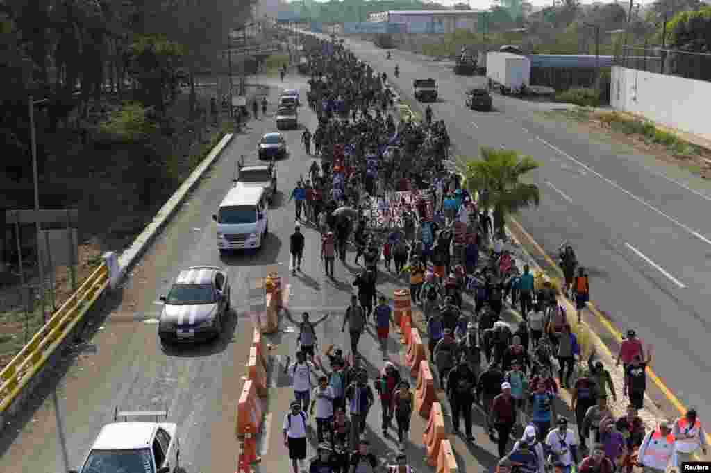 Miles de migrantes, en su mayoría venezolanos, formaron una caravana este domingo y salieron camino hacia la Ciudad de México desde el sur de México con la intención de acelerar sus solicitudes de asilo en&nbsp; Estados Unidos.