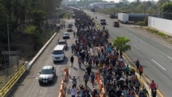 Avanza la caravana de migrantes en México y las autoridades dicen que hay una política de puertas abiertas
