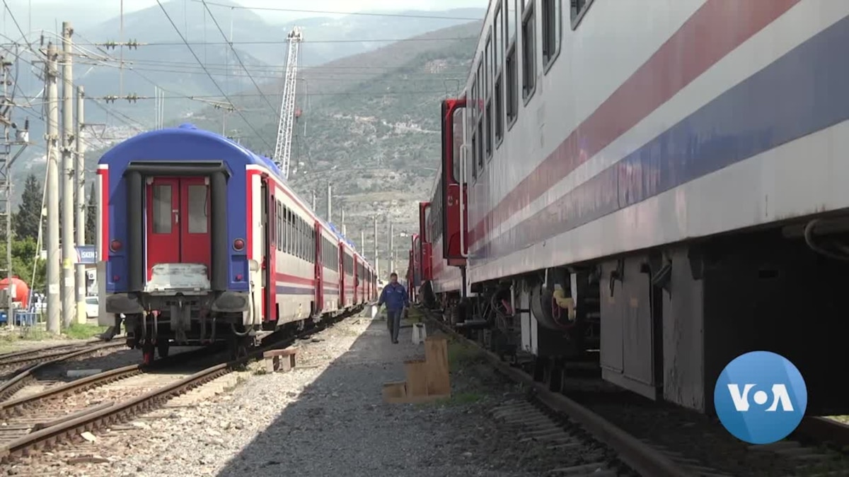 Earthquake survivors living on Turkish sleeping trains