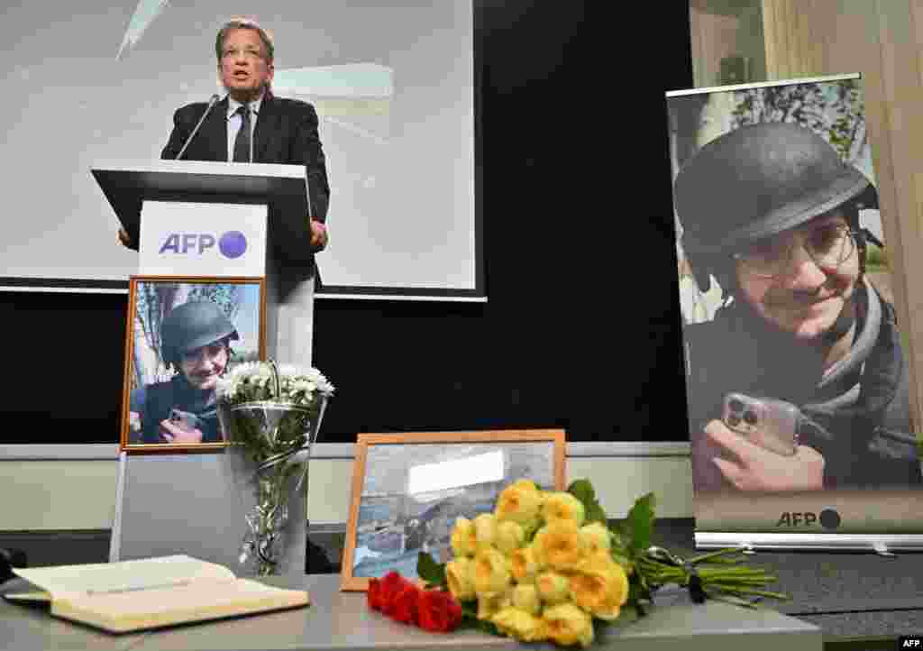 Претседавачот и главен извршен директор на агенцијата Франс прес, Фабрис Фрис, зборува за време на комеморативната церемонија на новинарот на АФП Арман Солдин, кој беше убиен во регионот Донбас додека известуваше за конфликтот во Украина.
