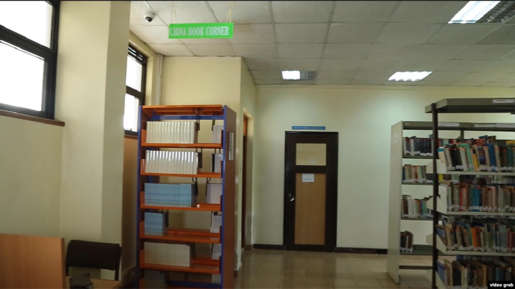 中国当局在肯尼亚的国家培训机构—肯尼亚政府学院设立中国图书角。（视频截图）(photo:VOA)