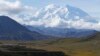 Para wisatawan mengamati Denali, puncak gunung tertinggi di Amerika Utara, di Taman Nasional Denali, Alaska, 26 Agustus 2016. Seorang pendaki Malaysia meninggal dekat puncak Denali setelah terjebak salju, 1 Juni 2024. (Foto: Becky Bohrer/AP Photo)
