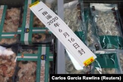 Udang beku impor diletakkan di lemari pendingin di sebuah supermarket di Beijing, China, 19 Juni 2020. (Foto: Carlos Garcia Rawlins/Reuters)