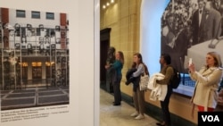 La exposición 'Ser mujeres en la ESMA', abierta el 1 de marzo en la sede la Organización de Estados Americanos (OEA) en Washington, refleja el mecanismo de la cárcel clandestina donde hubo vejámenes contra mujeres durante el régimen militar argentino. [Foto: Tomás Guevara, VOA]