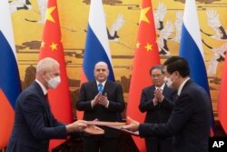 中国总理李强与俄罗斯总理米舒斯京在北京人大会堂出席协议签署仪式。（2023年5月24日）
