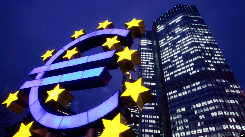 资料照片：位于德国法兰克福的欧洲中央银行前的巨大欧元标志。(2005年11月30日)(photo:VOA)